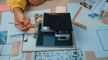 Detaylı tasarım süreci ve yenilikçi fikirlerin eylem halinde olduğu mimari bir modelin ayrıntılı tasarım ve çizimlerle sergilendiği yaratıcı bir çalışma alanı. SACTR