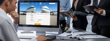 İş zekası ve veri analizi kavramı. Analizci ekibi laptop ekranında finansal veri analizi üzerinde çalışıyor. Etkili iş stratejik planlama için pazarlama göstergesi olarak. İçgörü