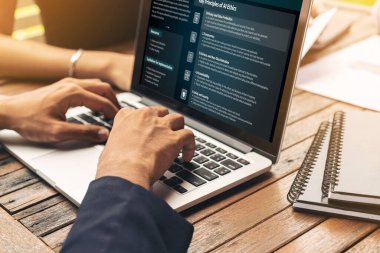 Yapay zeka etik standart hukuk ve bilgisayar ekranındaki kurallar yapay zeka etik şeffaflığının teknoloji suçunu önlediğine dair rapor sunuyor. canlı