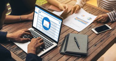 Bilgisayar ekranında rahatça görünen e-posta bildirim iletisi. Dijital pazarlama iletisi bilgi metni iş dünyasından müşteriye