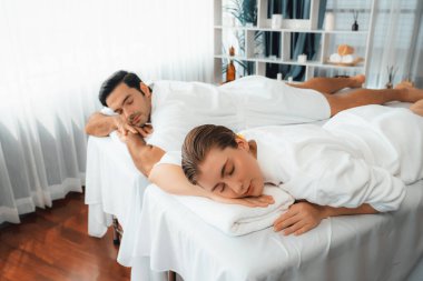 Kafkas çift müşterisi stres önleyici spa masajının keyfini çıkarıyor ve lüks otel veya oteldeki gündüz açık hava ortamında güzellik teniyle eğleniyor. Sessiz.
