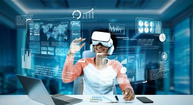 Masada ödev yaparken yapay zeka kullanarak metaevreleri birbirine bağlayan dizüstü bilgisayar ve artırılmış gözlük kullanan bir kız. Öğrenci holograma bakıyor ve bulanık ofiste oturuyor. Yaratıcılık.