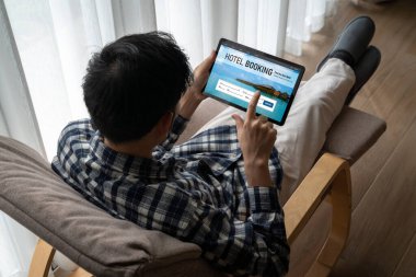 Çevrimiçi otel konaklama rezervasyon sitesi mod rezervasyon sistemi sağlar. Seyahat teknolojisi kavramı .