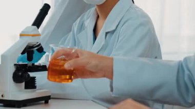 Bilimsel uzmanlığa, laboratuvar ekipmanlarına ve yenilikçi tıbbi biyoteknoloji yazılımına sahip laboratuvar sağlık araştırma ekibi yeni ilaçlar araştırıyor, tedavi geliştiriyor. Ağır çekim. Katı.