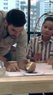 Yaratıcı iş adamları modern işyerindeki ofis masasında sohbet ediyorlar. Şirket uluslararası iş kavramı.