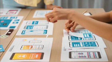 Mobil uygulama ya da web sitesi için kullanıcı arayüzü prototipi planlayan şirket çalışanlarının panorama videosu. UX UI tasarım beyin fırtınası kullanıcı dostu arayüz planı tasarlıyor. Sinerjik