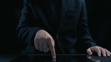 İş adamı bulut hesaplamasının geleceğini en son sezgilerle keşfetti ve bulut hesaplama teknolojisini entegre ederek işi yükseltti. Bulut çağını yenilikçi bilgisayar UUID ile kucaklayın