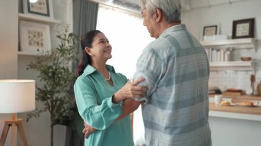 Mutlu dedem ve büyükannem evde el ele tutuşup dans ediyorlar. Sevimli son sınıf çifti, mutfağa destek olurken müzik eşliğinde vakit geçiriyorlar. Myrmidon.