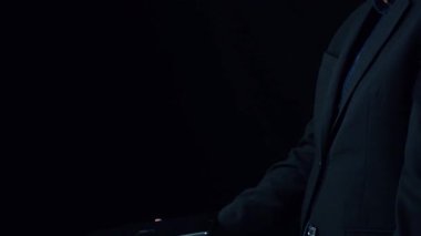 İş adamı değerli ERP sistemlerini koz olarak kullanıyor, değeri ve operasyonel verimliliği maksimuma çıkarıyor. En uygun değer ve performans için kaynakları ve değerli süreçleri en üst düzeye çıkarmaya odaklanmış. Kullanıcı Kimliği