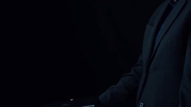 İş adamı, QC ve QA standartlarının karşılandığından emin olmak için katı kalite güvencesi protokolleri uyguluyor. Kalite güvencesi ile sertifikalı ürün mükemmelliğine ulaşmak. Kullanıcı Kimliği