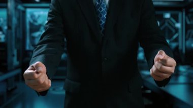 İş adamı siber güvenliğin özünü keşfeder. Siber koruma yöntemlerini, tehditleri derinlemesine araştır ve siber güvenlik duruşunu güçlendir. Siber güvenlik çağında UUID 'de gezinmek için gerekli