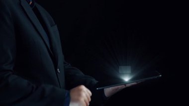 İş adamı, tahminsel büyük veri modellerinden gerçek zamanlı analizlere uzanan eğilimleri ve görüşleri ortaya çıkarmak için veri analizlerini derinlemesine inceleyerek, veri güdümlü kararların analitik endüstrileri UUID 'ye nasıl yönlendireceğini öğrenir