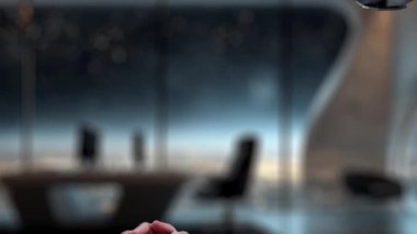 Bir insan eli, çağdaş bir ofiste parlayan geri bildirim yıldızlarıyla birlikte teknolojinin ve müşteri memnuniyetinin kaynaşmasını temsil eden robotik bir ele uzanır. Auvana