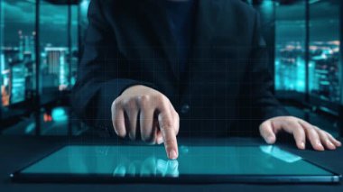 İş adamı iş büyümesi için ölçümleri değerlendirir, genişleme hedefleri koyar. İnovasyon ve strateji 2025 yoluyla sürekli iş büyümesini teşvik etme hakkında görüşler. Kullanıcı Kimliği