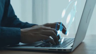 Modern bir çalışma ortamında teknolojiyi, yeniliği ve iletişimi temsil eden dijital veri içeren bir dizüstü bilgisayarda yazı yazan eller. Dörtgen.