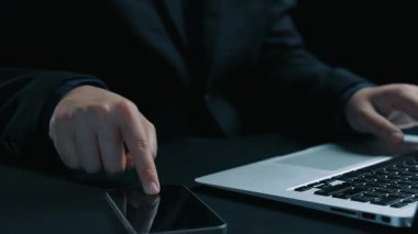 İş adamı, tahminsel büyük veri modellerinden gerçek zamanlı analizlere uzanan eğilimleri ve görüşleri ortaya çıkarmak için veri analizlerini derinlemesine inceleyerek, veri güdümlü kararların analitik endüstrileri UUID 'ye nasıl yönlendireceğini öğrenir