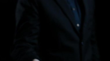 Profesyonel bir el, modern iş stratejileri ve finansal performans analizlerini gösteren, maliyet düşüşü için canlı simgeler ve grafikler içeren bir akıllı telefon sunar. Dörtgen