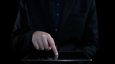Parlayan yıldızlar ve sohbet baloncuklarının yer aldığı dijital geri bildirim sunumu, modern bir çevrimiçi ortamda müşteri değerlendirmelerini ve iletişimi sembolize ediyor. Dörtgen