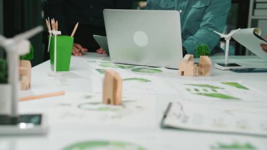 Dinamik bir iş ekibi, yenilikçi kavramlar ve modern bir çalışma alanındaki yeşil girişimlerle çevrili sürdürülebilir bir enerji projesine odaklanmış bir işbirliği oturumuna girişiyor. SACTR