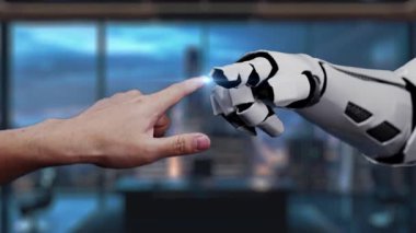 Bir insan eli robotik bir ele doğru uzanır, her ikisi de çalışma alanındaki küresel bağlantıyı ve gelişmiş teknolojiyi gösteren holografik bir dijital arayüzle etkileşim halindedir. Auvana