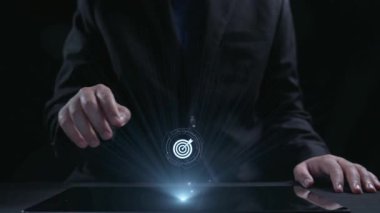 Veri analizi arayüzü ile entegre edilmiş, iş başarısını sembolize eden bir hedef görselleştirmeyi gösteren gelecekçi pazarlama stratejisi. Dörtgen