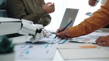 Odaklanmış bir grup, gelişmekte olan teknolojinin etrafında toplanıyor, pazarlama araştırmaları için yapay zeka girişlerini kullanıyor ve yarınki iş başarılarını şekillendiren stratejileri geliştiriyor. Noogenesis Yapay Zeka