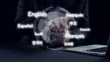 Bir kişi, dijital çağda ileri teknoloji ve yenilikleri gösteren, bir dizüstü bilgisayarında dijital devre ve veri analizlerinin zeminine sahip bir mikroçip tutuyor. Dörtgen