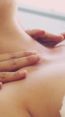 Profesyonel masaj terapisti tarafından masaj yaptıran rahat bir kadın. Sağlık, şifa ve rahatlama konsepti.