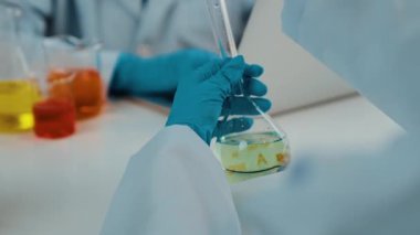 Laboratuvar araştırmacısı yeni bir ilaç geliştirir ya da tedavi eder. Laboratuvar tüpünde renkli kimyasal sıvı kullanır. Bilimsel veya kimya uzmanlığı ve laboratuvar ekipmanları ile sağlık hizmetlerinin teknolojik gelişimi. Katı.