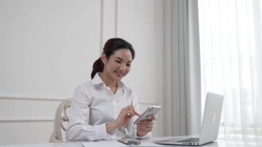 Genç bir kadın internet üzerinden alışveriş yapmak için internet üzerinden internet üzerinden internet üzerinden alışveriş yapıyor. Modern ve konforlu çevrimiçi alımlar güvenli ve uygun alışverişleri sağlar.