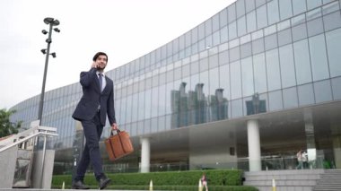 Başarılı bir iş adamı yürürken satışların artmasını kutluyor. Mutlu proje yöneticisi ya da erkek lider başarılı bir projeyle gurur duyuyor, terfi alıyor, iş buluyor. Aşırı sevinç ve mutluluk. Sevinçli..