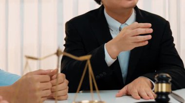 Avukat, hukuk bürosunda pazarlık yoluyla iş anlaşmazlığını çözmek için iki taraf arasında uzlaşma teklif ediyor. Yasal arabuluculuk ve çatışma çözme servisi. Ağır çekim. Katı.