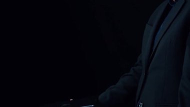 İş adamı ağ kurar, değerli bağlantılar kurar. Profesyonel ağı ve fırsatları genişletmek için etkili insan ağ oluşturma stratejileri UUID