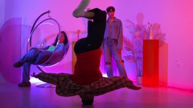 Arkadaş neon ışıklı dans stüdyosuyla performansı izlerken mutlu hipster kafa sallıyor. Zeki insanlar kameraya poz verirken profesyonel beyaz adam müziğe yöneliyor. Mutluluk.