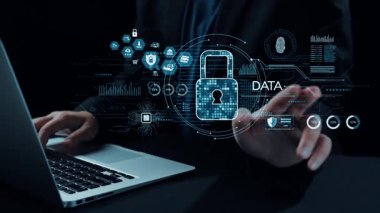 Bir dizüstü bilgisayarda çalışan ellerin yakın plan görüntüsü, hedef sembol ve gelecekteki arayüz unsurlarına sahip dijital pazarlama stratejisi konsepti, ticari yeniliklerin sergilenmesi. Dörtgen