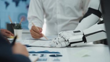 Yüksek teknolojili bir ofis, yapay zekaların finansal planlamayı iyileştirdiği, tahminleri optimize ettiği ve kurumsal strateji gelişimini geliştirdiği bir ofis. Noogenesis Yapay Zeka