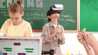 VR kulaklık takan enerjik bir çocuk sınıfta sanal dünyaya giriyor. Öğrenci programlama sistemi, çocuk elektronik panoyu tamir ederken yapay zeka ile mühendislik komut yazılımı oluşturdu. Pedagoji.