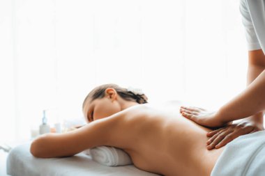 Kafkasyalı kadın müşteri stres önleyici spa masajının keyfini çıkarıyor ve lüks otel ya da oteldeki gündüz açık ortam güzellik salonunda güzellik teniyle eğleniyor. Sessiz.