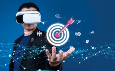 İş adamı müşteri hedef gruplarını belirlemek için verileri analiz eder, pazarlama stratejilerini rafine eder. Her hedef grubun özel ihtiyaçlarını karşılamak için iletiler gönderiliyor. EIDE