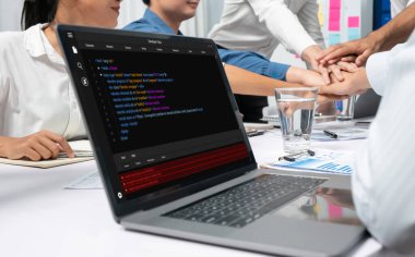 Uygulama ve program kodlaması için bilgisayar ekranında yazılım geliştirme programlama