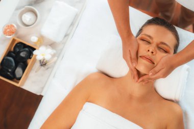 Panorama 'da kadınların stres önleyici kafa masajından ve lüks tatil beldesi veya otel spa salonundaki modern ışık ortamında yüz güzelliği eğlencelerini şımartmaktan hoşlandığı bir manzara var. Sessiz.