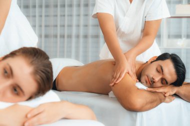 Kafkas çift müşterisi stres önleyici spa masajının keyfini çıkarıyor ve lüks otel veya oteldeki gündüz açık hava ortamında güzellik teniyle eğleniyor. Sessiz.