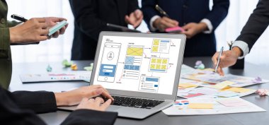 Analizci ekibi yaratıcı ve analitik beyin fırtınası fikri için bilgisayar ekranında BI veri paneli olan yapışkan bir not kullanıyor. Pazarlama stratejisi için finansal veri görselleştirme teknolojisini analiz et. Dahi.