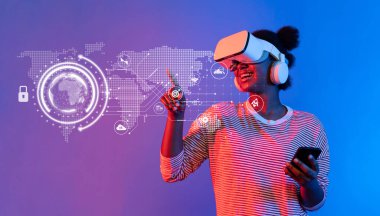 VR kulaklık takan bir kadın, pazarlama ve finansal planlama için interaktif veri analizlerini araştırırken elinde akıllı bir telefonla modern teknolojiyi iş başında gösteriyor. XDMCP