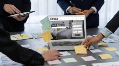 Analizci ekibi yaratıcı ve analitik beyin fırtınası fikri için bilgisayar ekranında BI veri paneli olan yapışkan bir not kullanıyor. Pazarlama stratejisi için finansal veri görselleştirme teknolojisini analiz et. Dahi.