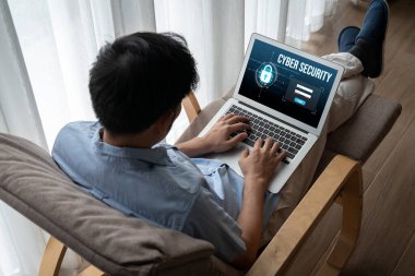 Bilgisayar ekranındaki siber güvenlik sistemi özel bilgileri bilgisayar korsanlarından ve siber saldırılardan koruyor.