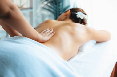 Kafkasyalı kadın müşteri stres önleyici spa masajının keyfini çıkarıyor ve lüks otel ya da oteldeki gündüz açık ortam güzellik salonunda güzellik teniyle eğleniyor. Sessiz.