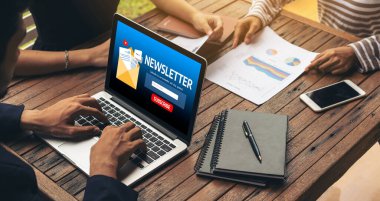 Müşterilerin abone olmak için bilgisayardaki haber belirleme sayfası Sugly Newsletter güncelleme bilgilerini aboneye aktarması