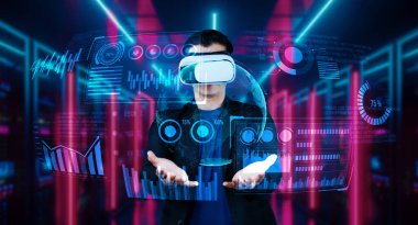 Proje yöneticisi veri merkezinde VR gözlük takarken mali hologram tutuyor. Artırılmış gerçeklik teknolojisi kullanarak pazarlama verilerine bakıp erişen profesyonel bir iş adamı. Yaratıcılık.