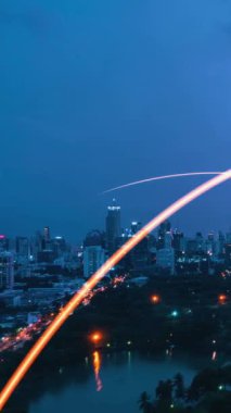 Şehir üzerinde bağlantı ağı karşılıklılığına sahip akıllı dijital şehir. Şehirdeki insanları birbirine bağlayan gelecek akıllı kablosuz dijital şehir ve sosyal medya ağı kavramı .